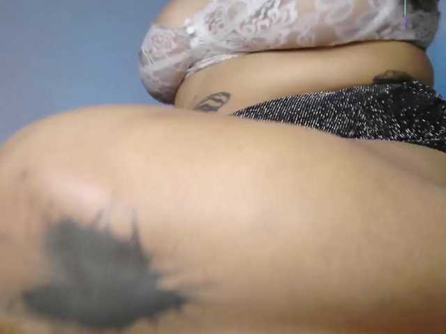 Julibd27 live cam on BongaCams