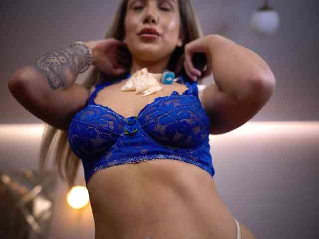 AmiraRoshen webcam