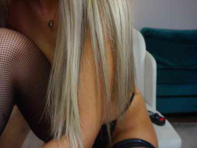 AmiraRoshen webcam
