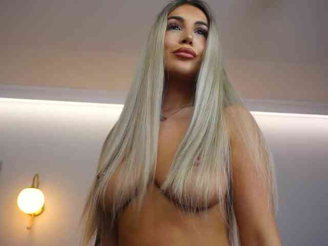 AmiraRoshen webcam