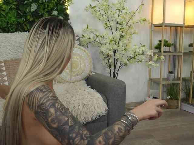 AmiraRoshen webcam