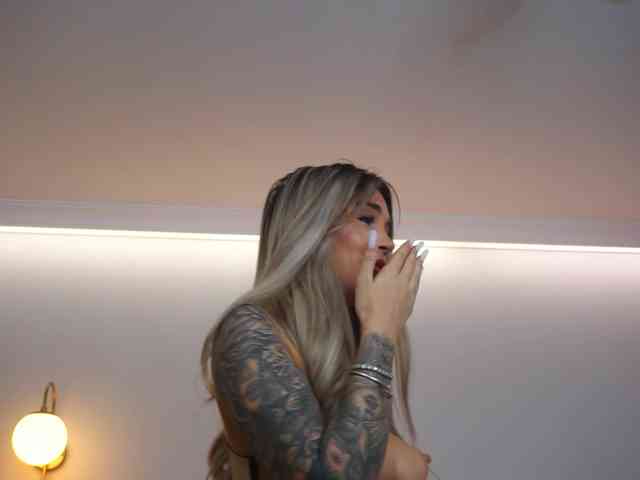 AmiraRoshen webcam