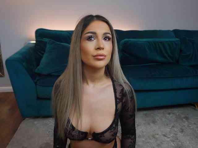 AmiraRoshen webcam