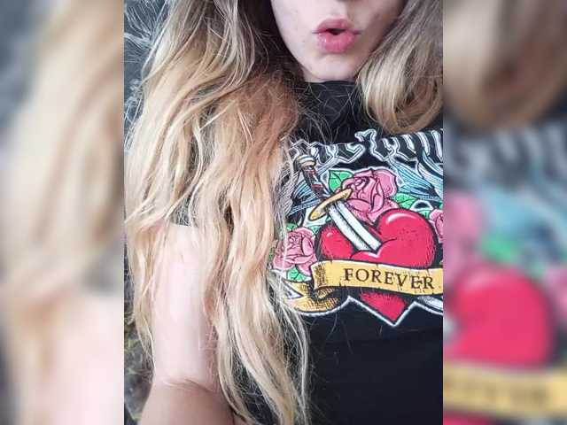 SexyBlondMia live cam on BongaCams