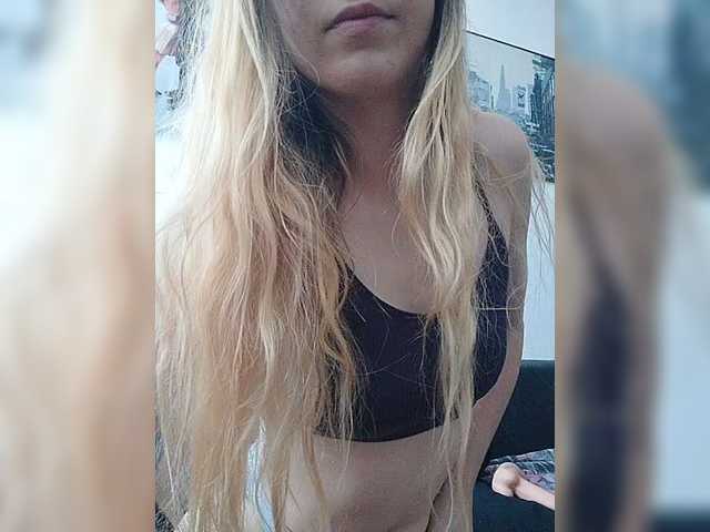 SexyBlondMia live cam on BongaCams