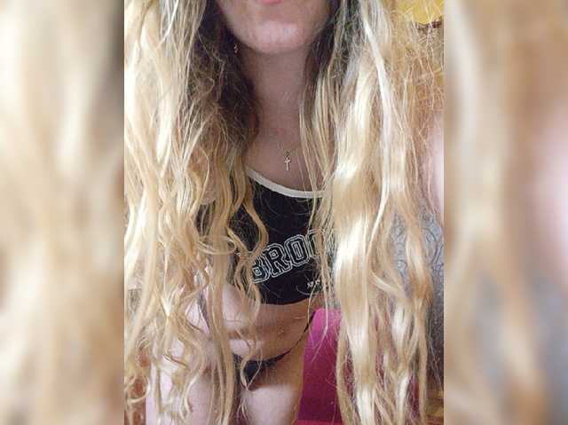 SexyBlondMia live cam on BongaCams