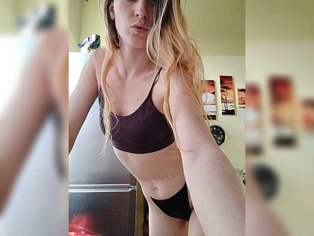 SexyBlondMia live cam on BongaCams