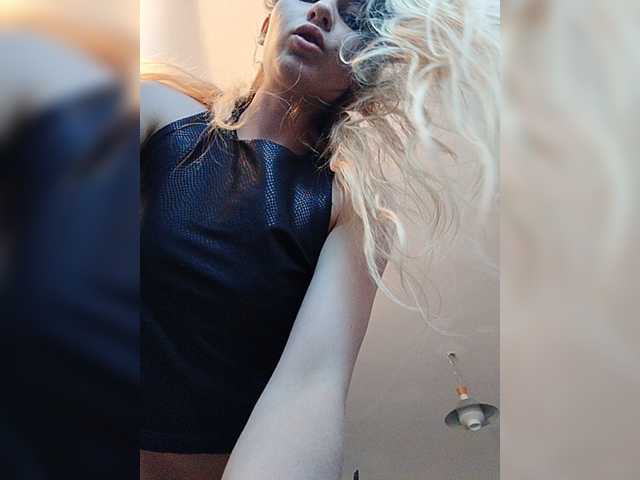 SexyBlondMia live cam