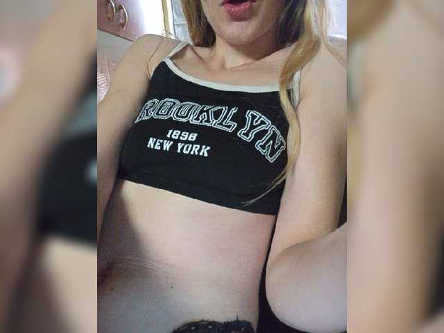 SexyBlondMia live cam on BongaCams