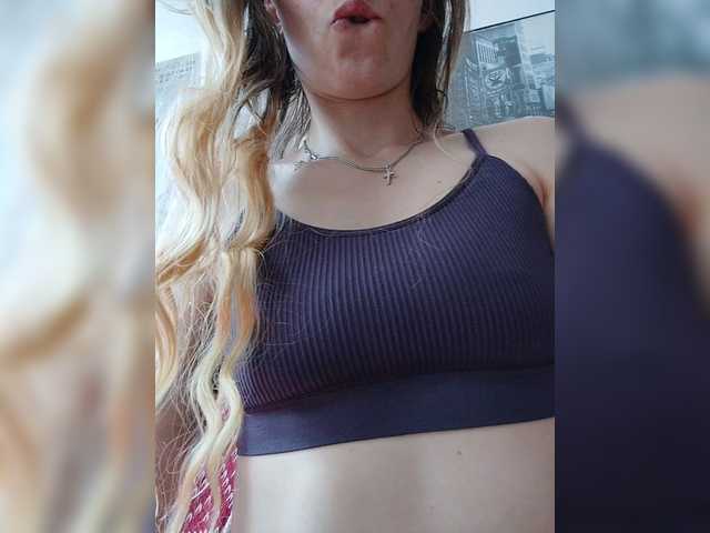 SexyBlondMia live cam on BongaCams