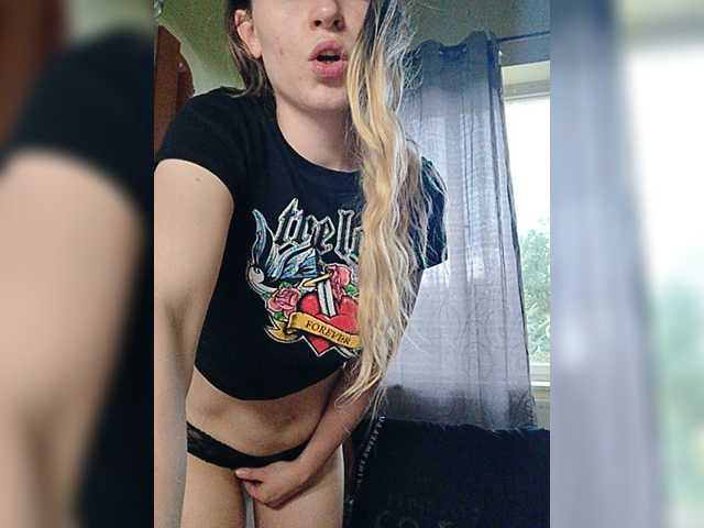 SexyBlondMia live cam on BongaCams
