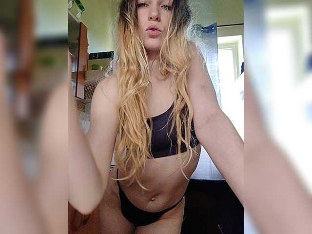 SexyBlondMia live cam on BongaCams