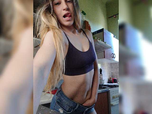 SexyBlondMia live cam on BongaCams