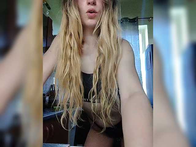 SexyBlondMia live cam on BongaCams