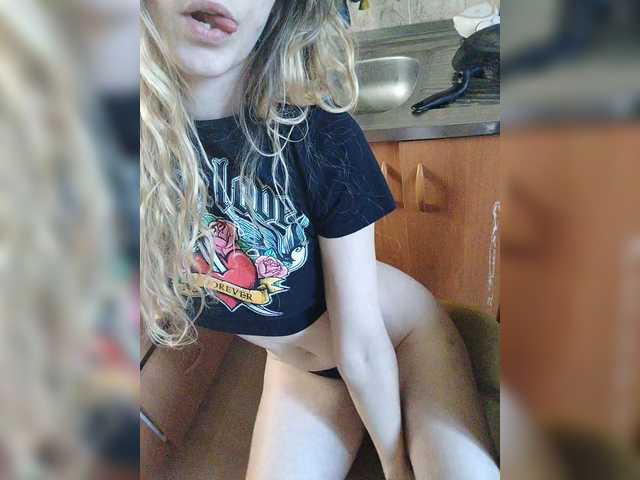 SexyBlondMia live cam on BongaCams
