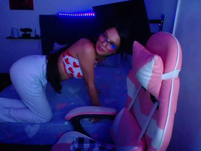 room-kitty live cam on BongaCams