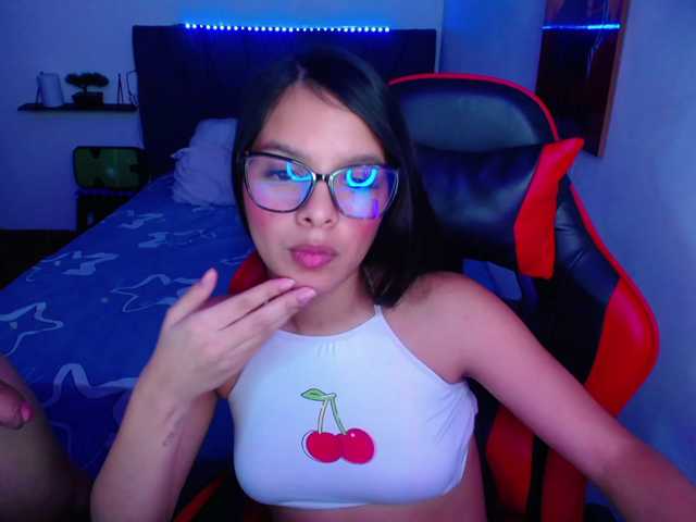 room-kitty live cam on BongaCams