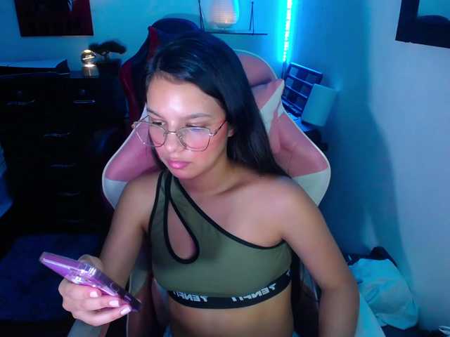 room-kitty live cam on BongaCams
