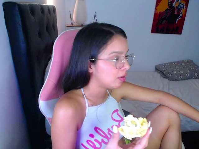 room-kitty live cam on BongaCams