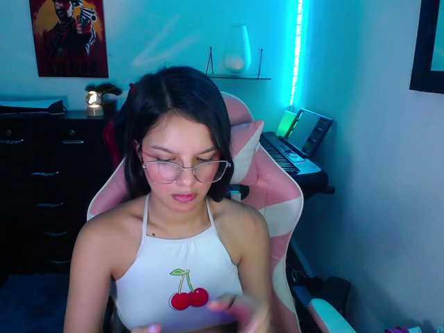 room-kitty live cam on BongaCams