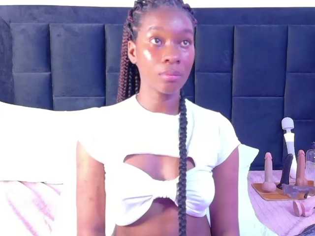 petitelittleebony live cam on BongaCams