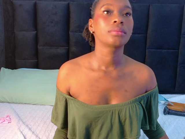 petitelittleebony live cam on BongaCams