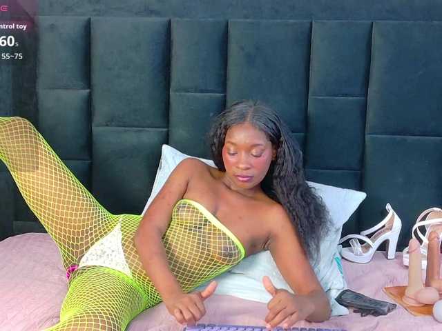 petitelittleebony live cam on BongaCams