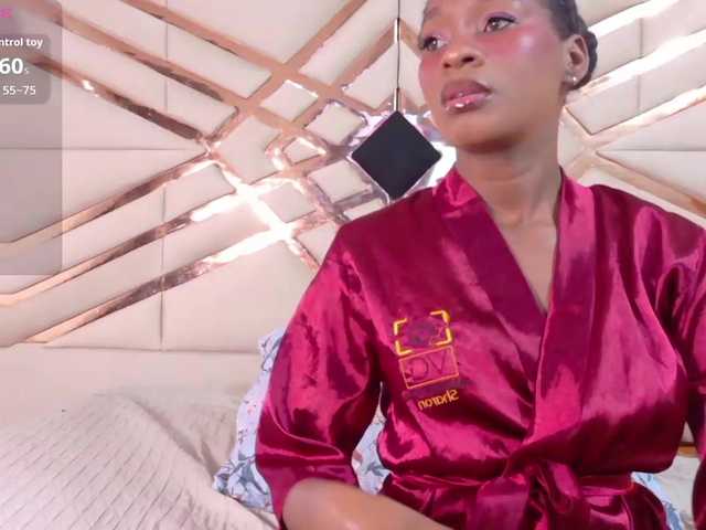 petitelittleebony live cam on BongaCams