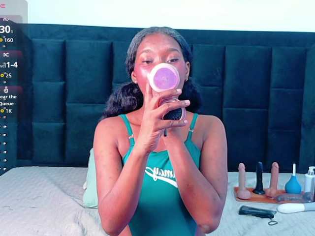 petitelittleebony live cam on BongaCams