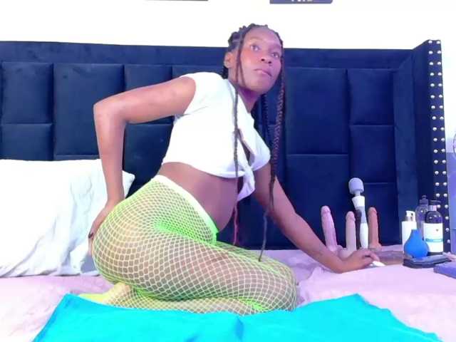 petitelittleebony live cam on BongaCams