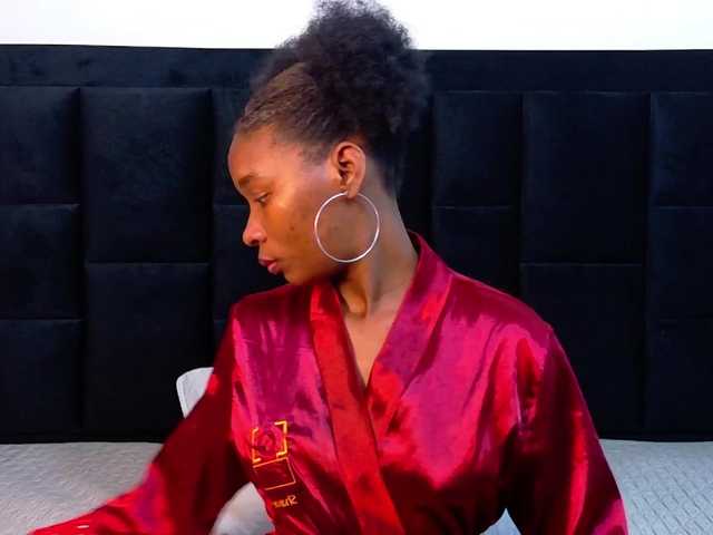 petitelittleebony live cam on BongaCams