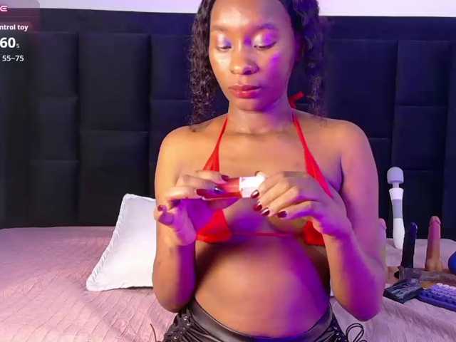 petitelittleebony live cam on BongaCams
