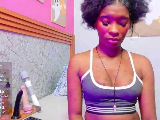 petitelittleebony live cam on BongaCams