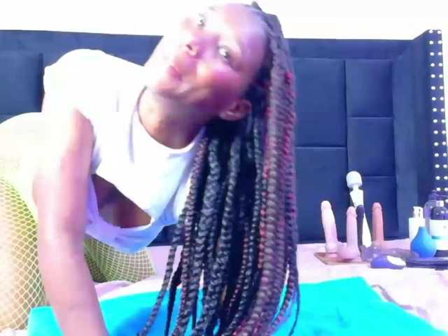 petitelittleebony live cam on BongaCams