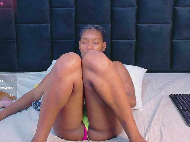 petitelittleebony live cam on BongaCams