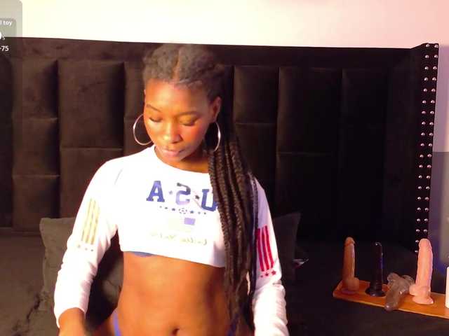 petitelittleebony live cam on BongaCams