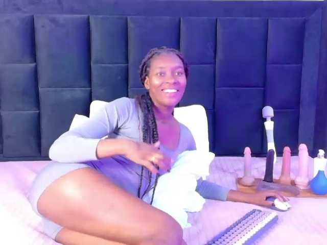 petitelittleebony live cam on BongaCams