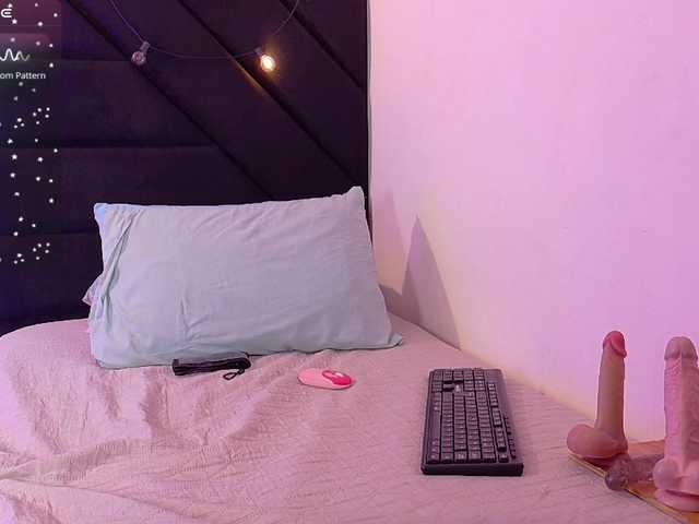 petitelittleebony live cam on BongaCams