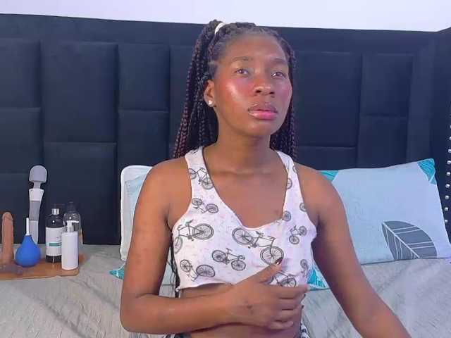 petitelittleebony live cam on BongaCams