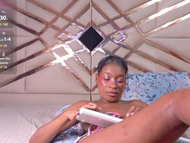 petitelittleebony live cam on BongaCams
