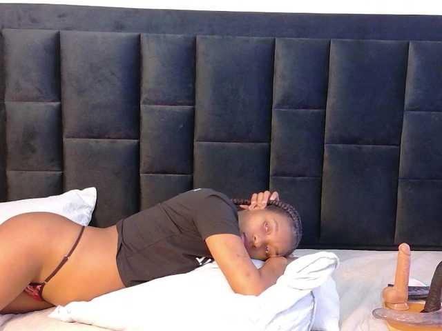 petitelittleebony live cam on BongaCams