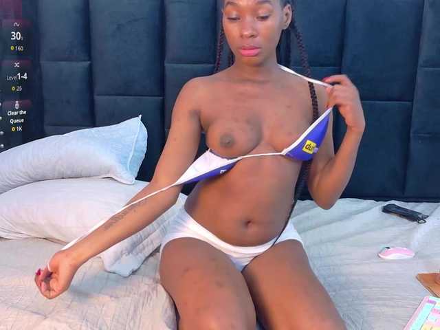 petitelittleebony live cam on BongaCams