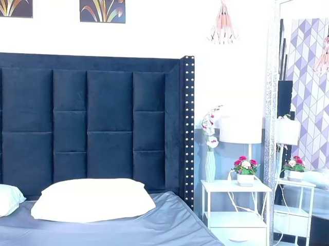 petitelittleebony live cam on BongaCams