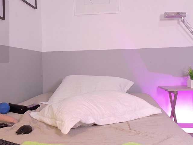 petitelittleebony's BongaCams show and profile