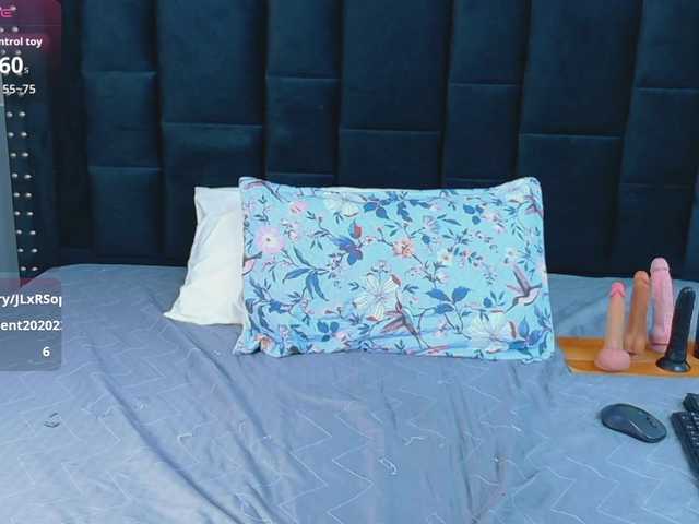 petitelittleebony live cam on BongaCams