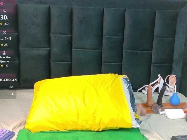 petitelittleebony live cam on BongaCams