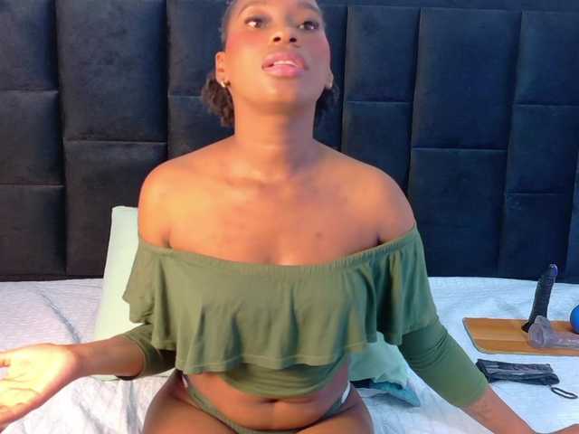 petitelittleebony live cam on BongaCams