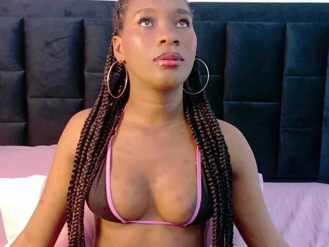 petitelittleebony live cam on BongaCams