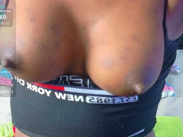 petitelittleebony live cam on BongaCams