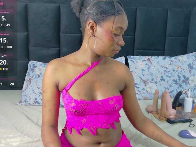 petitelittleebony live cam on BongaCams